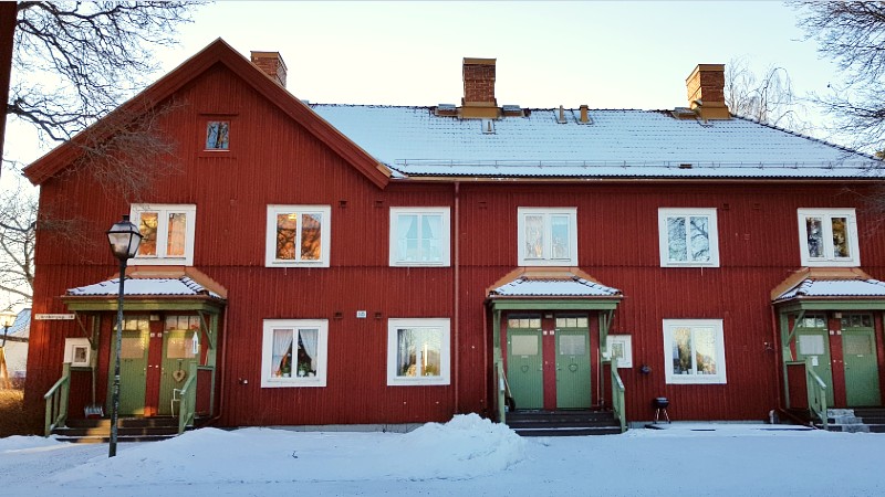 Förfrågningsunderlag för anbud i LOU till Kommunalt fastighetsbolag för fönsterbyte och utvändig målning av ett kulturmärkt bostadskvarter.